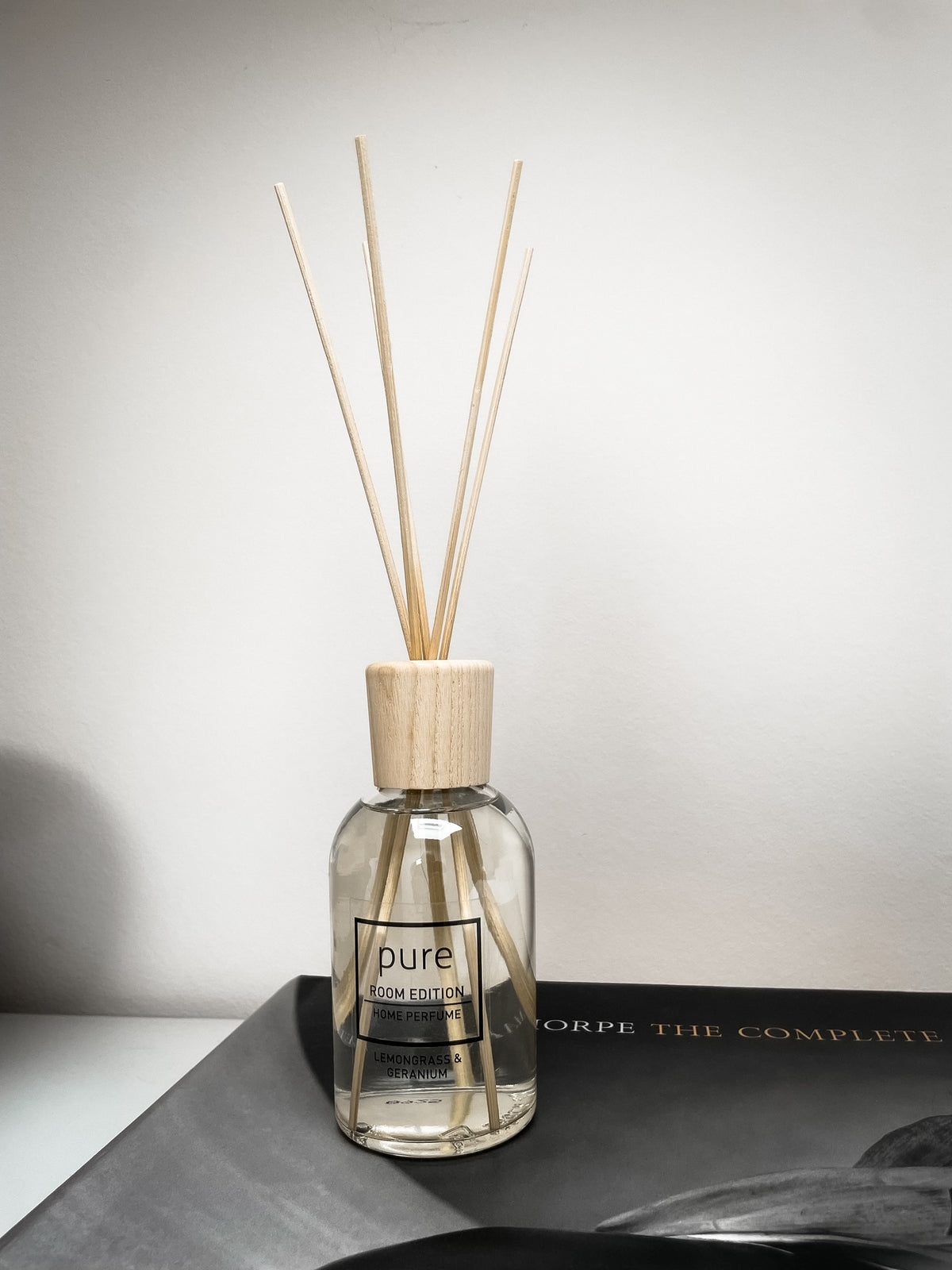 PURE Raumdiffusor Lemongrass & Geranium mit Holzverschluss und Duftstäbchen