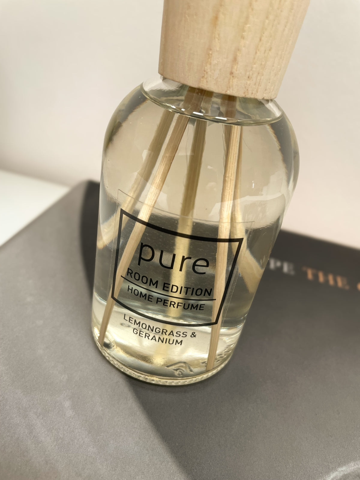 PURE Lemongrass & Geranium – Glasflakon und Holzverschluss im Detail