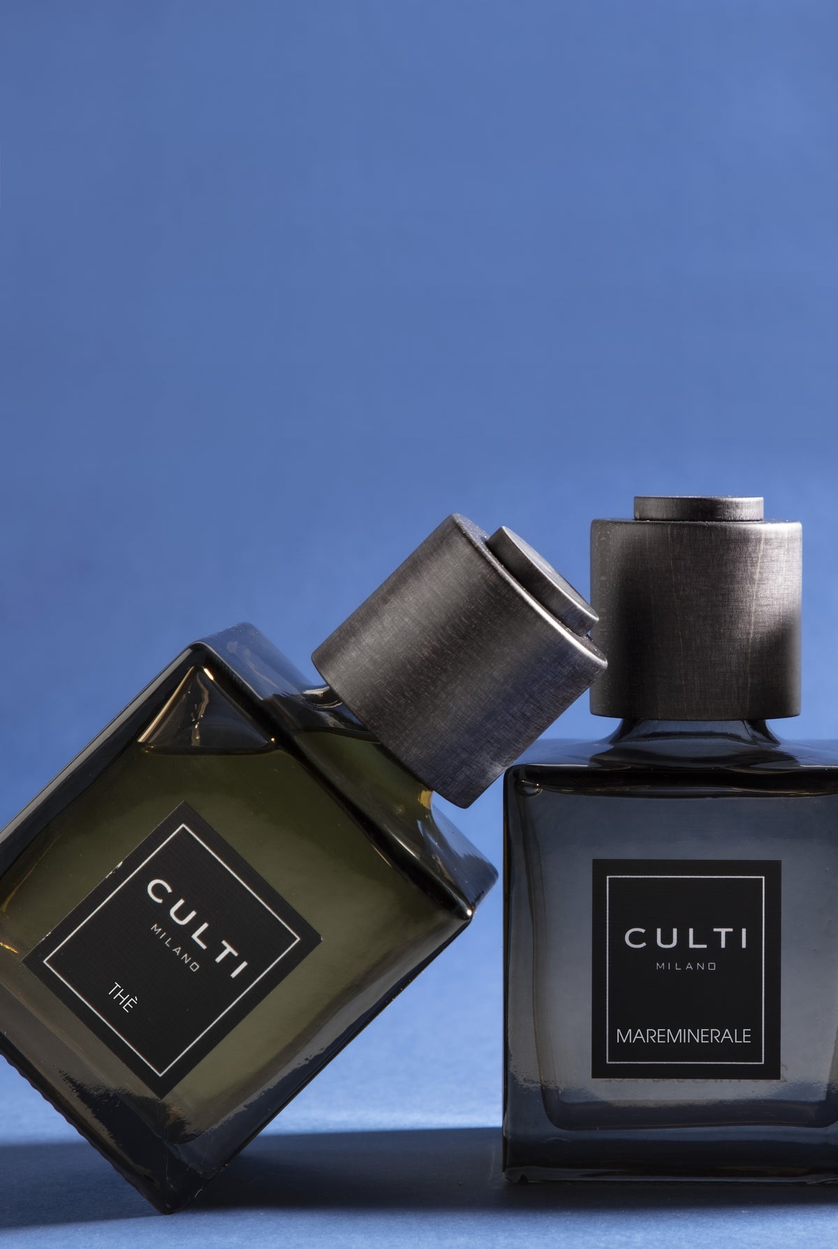CULTI MILANO Thé und Mareminerale vor blauem Hintergrund
